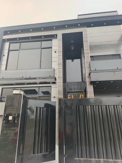 11 Marla Luxury Corner House for Sale in Block-E Bahria Town Lahore 10 KV Solar System