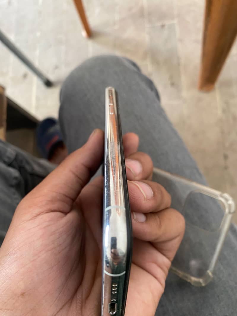 Apple iPhone 16 Pro 4