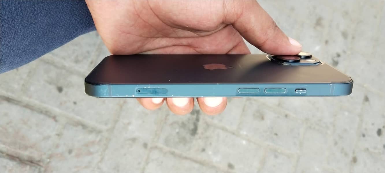 Apple iPhone 13 5