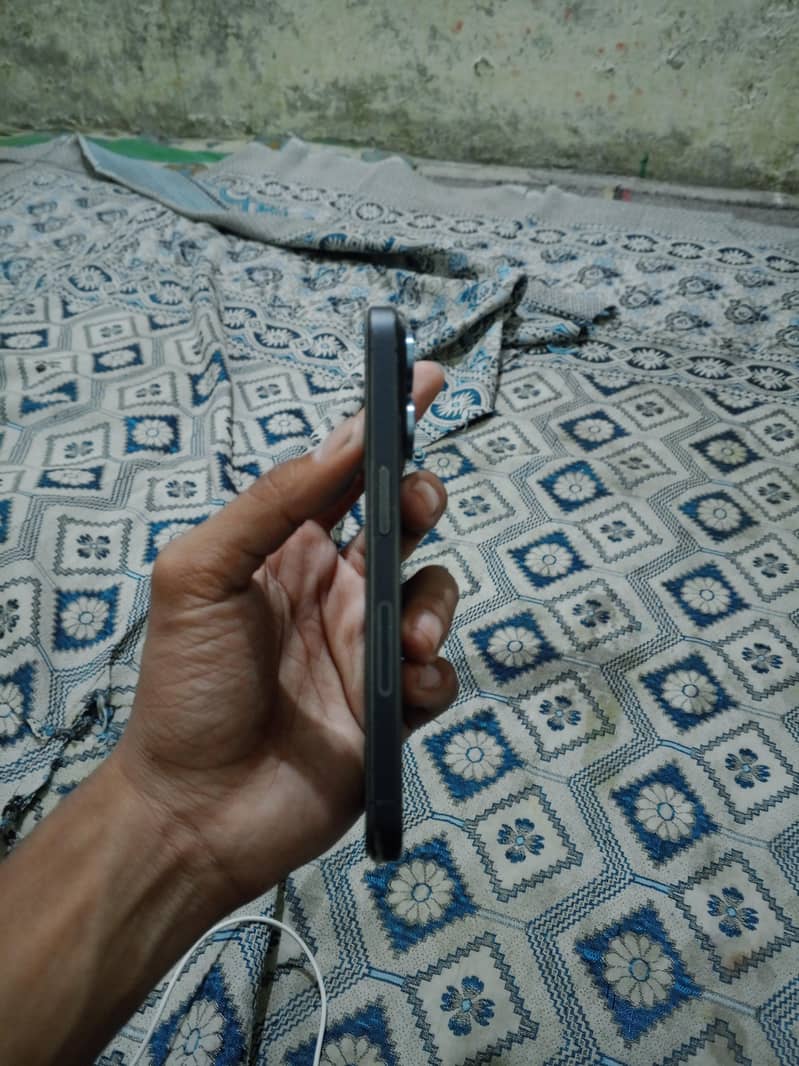 Apple iPhone 15 Pro 2