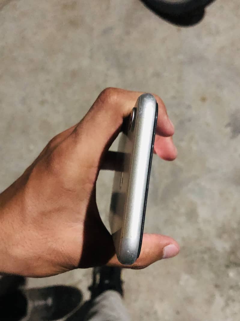 Apple iPhone XR 4