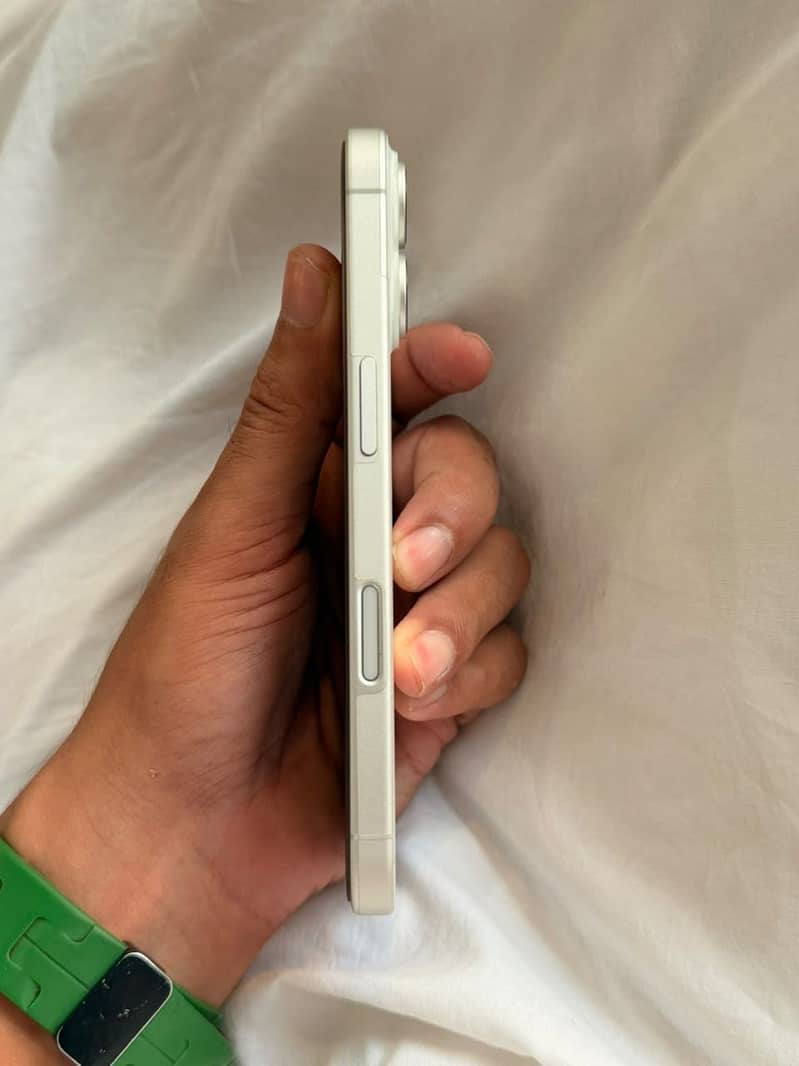 Apple iPhone 16 2