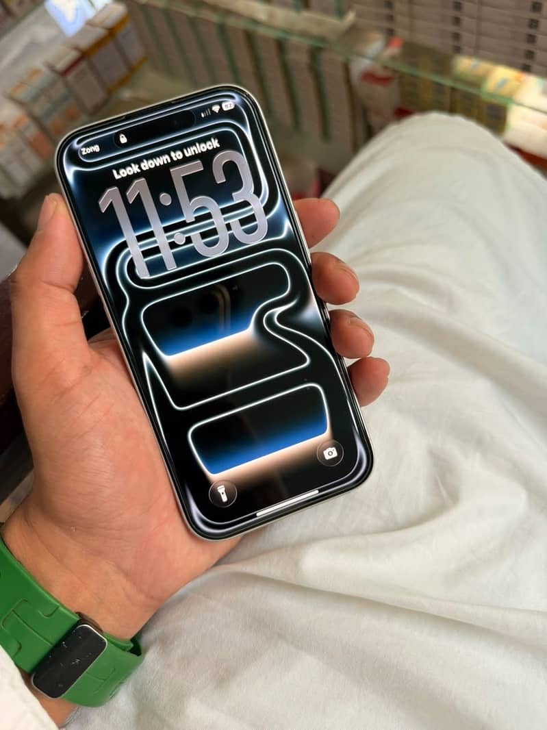 Apple iPhone 16 4