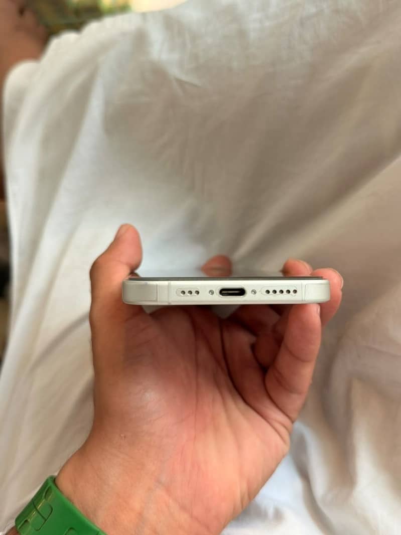 Apple iPhone 16 5