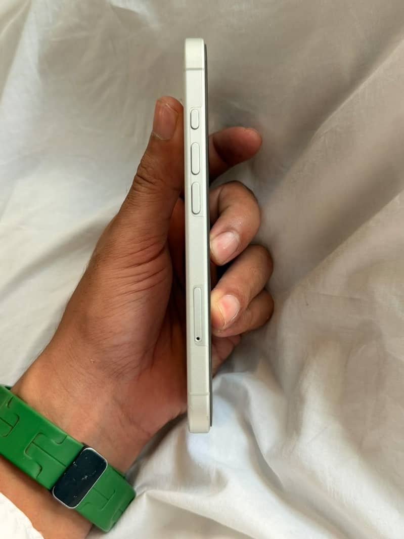 Apple iPhone 16 6