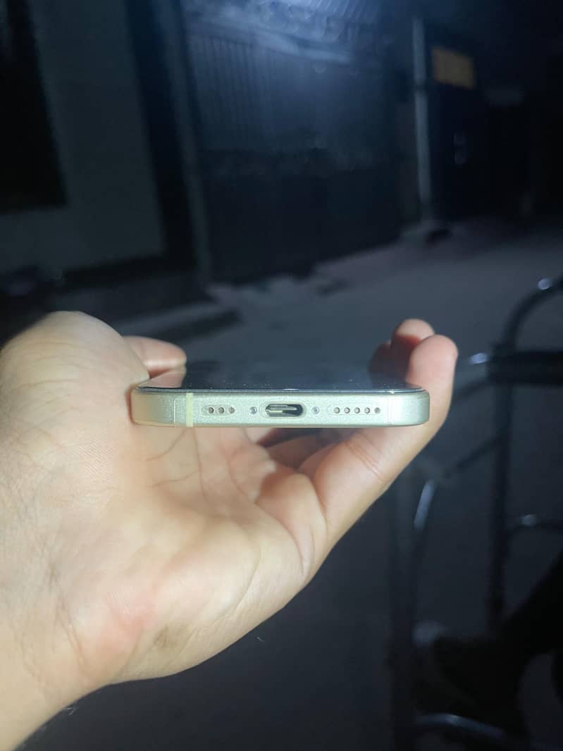 Apple iPhone 15 4