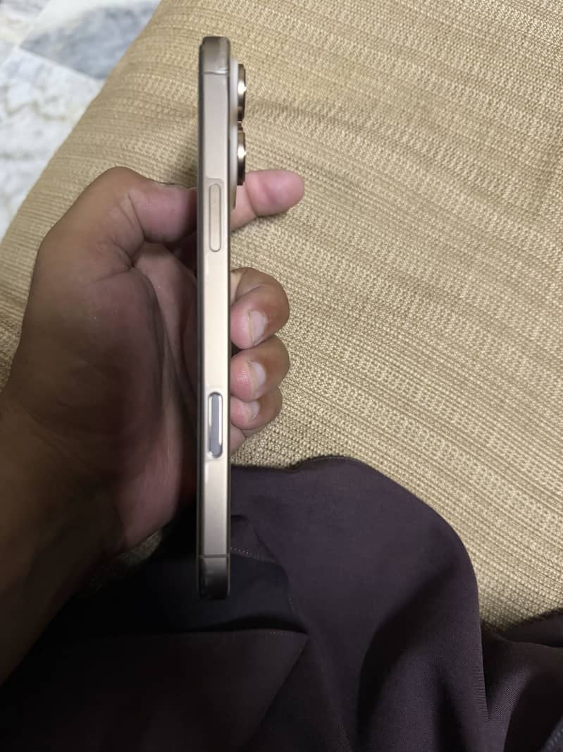 Apple iPhone 16 Pro Max 4