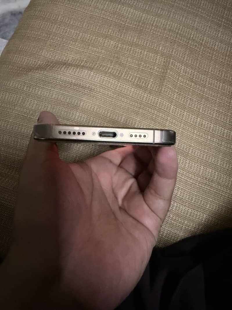 Apple iPhone 16 Pro Max 7
