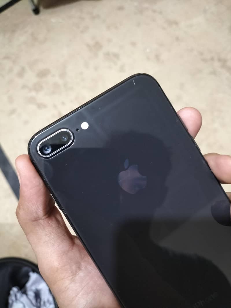 Apple iPhone 8 Plus 1