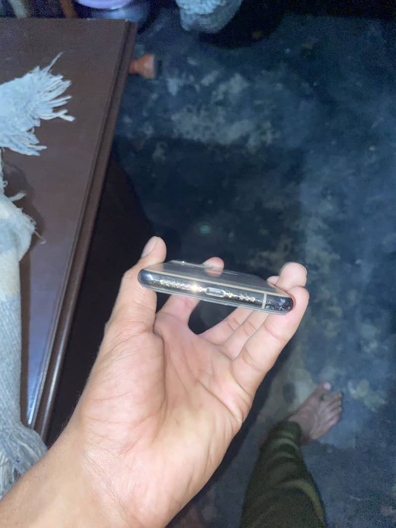 Apple iPhone 11 Pro 4