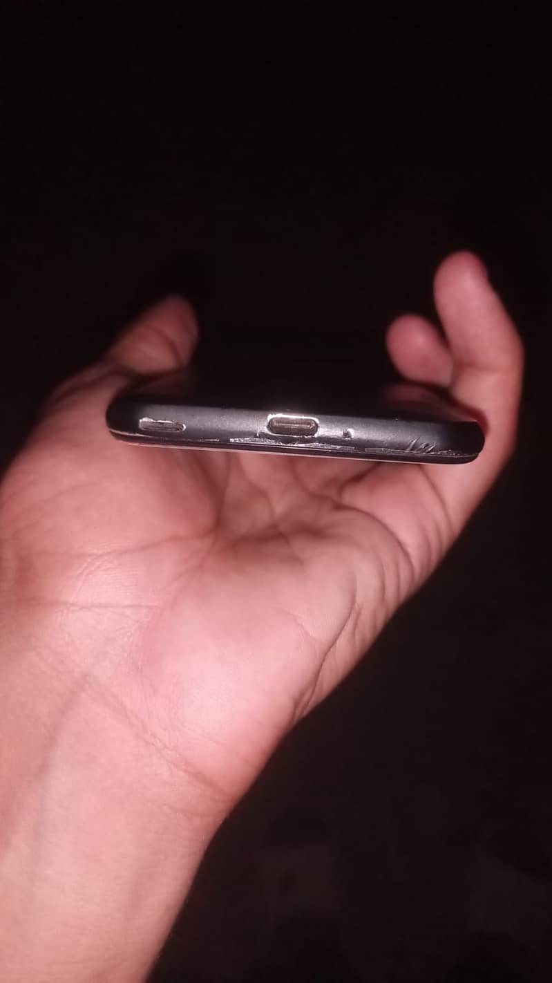 Sharp Aquos R2 4