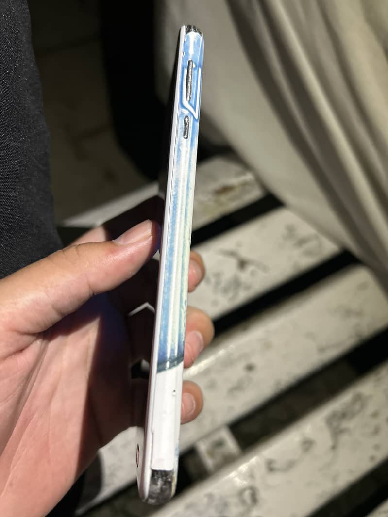 Sharp Aquos R2 3