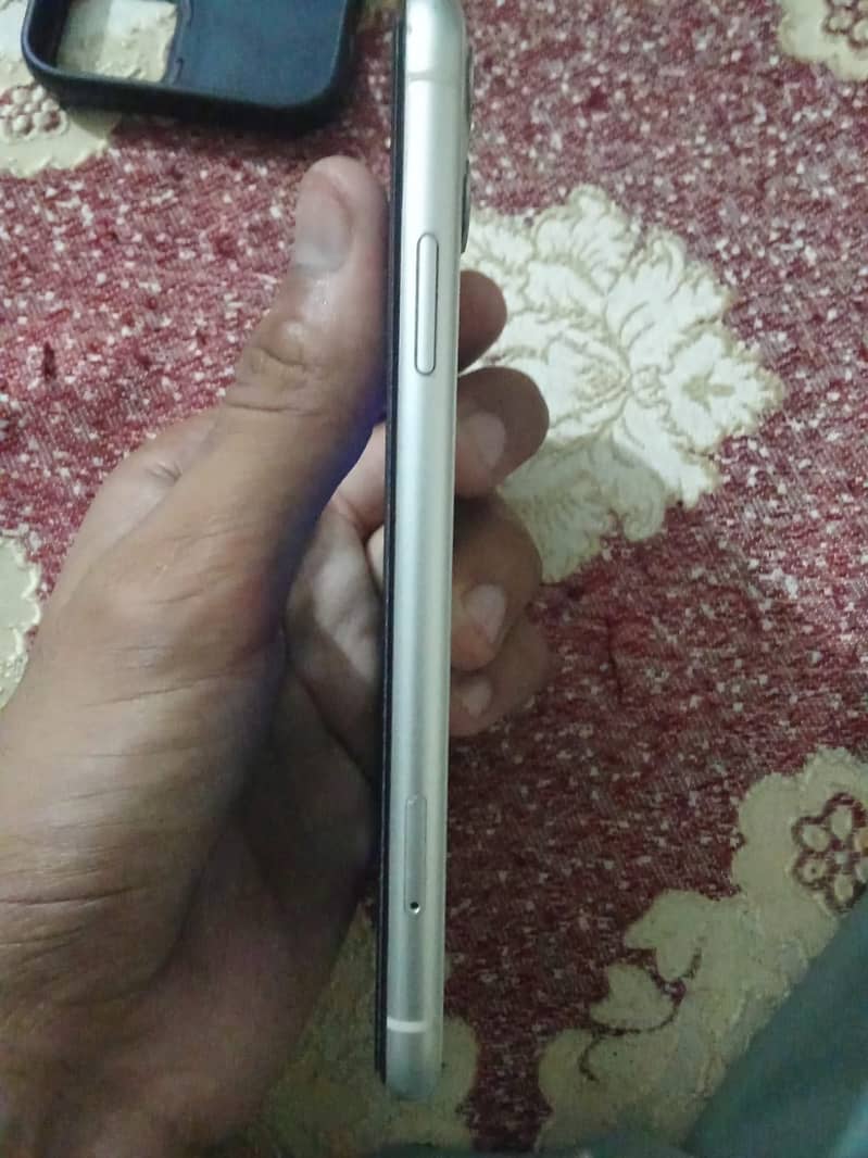 Apple iPhone 11 3