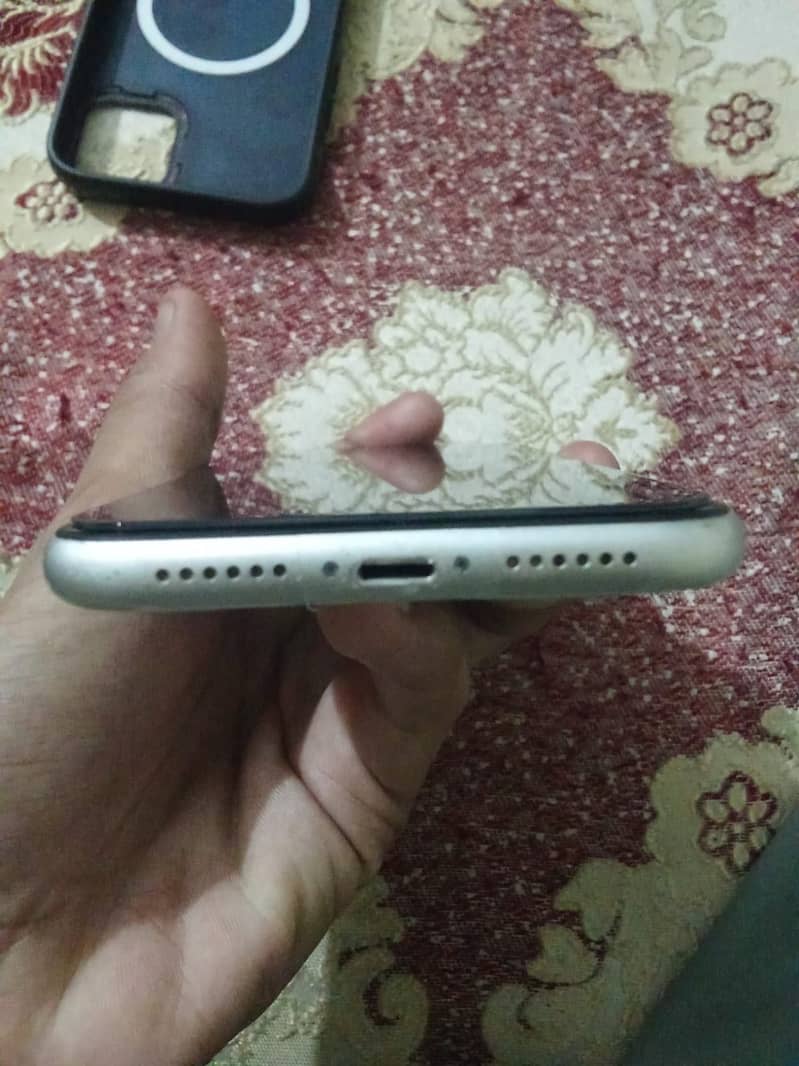 Apple iPhone 11 4