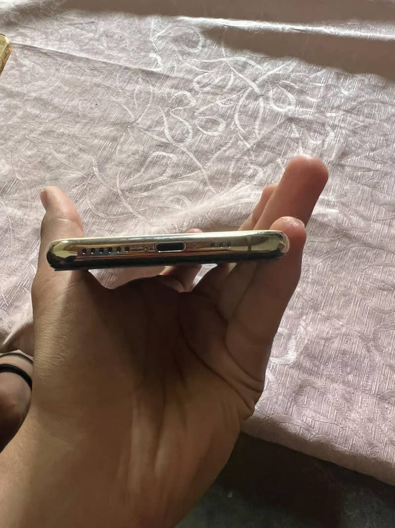 Apple iPhone XS 3