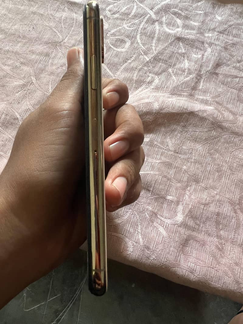 Apple iPhone XS 4