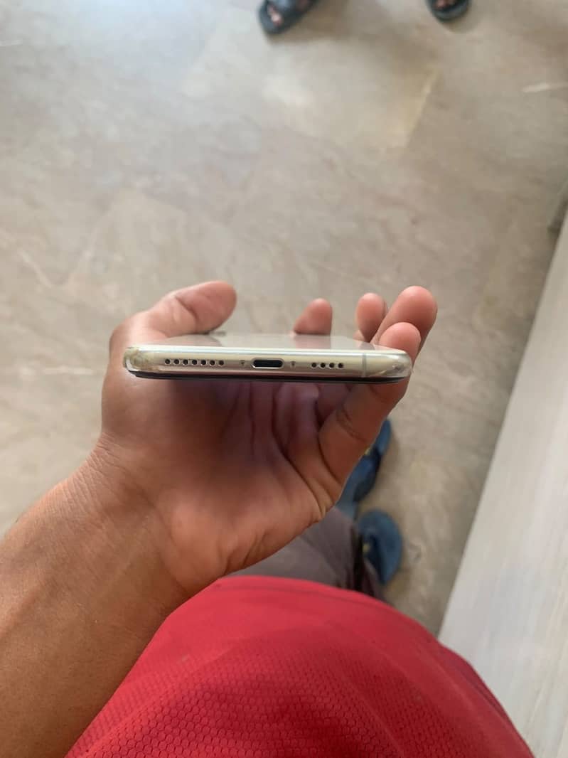 Apple iPhone XS Max 3