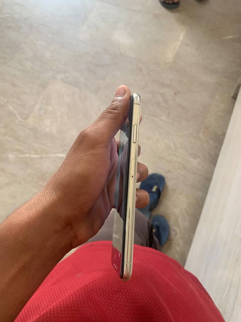 Apple iPhone XS Max 4
