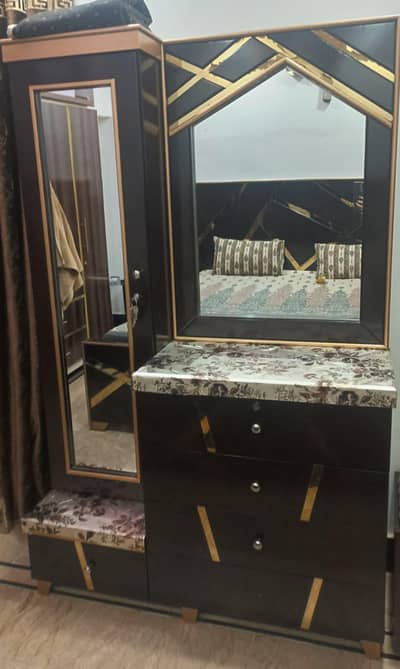 Beautiful dressing table for sale. Wooden dreassing table with mirrors