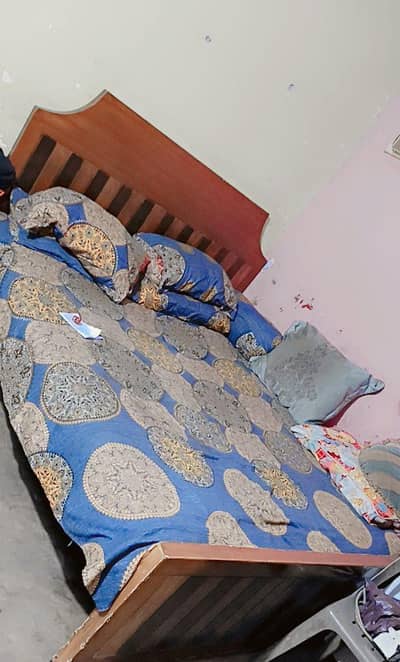 bed and side tabal