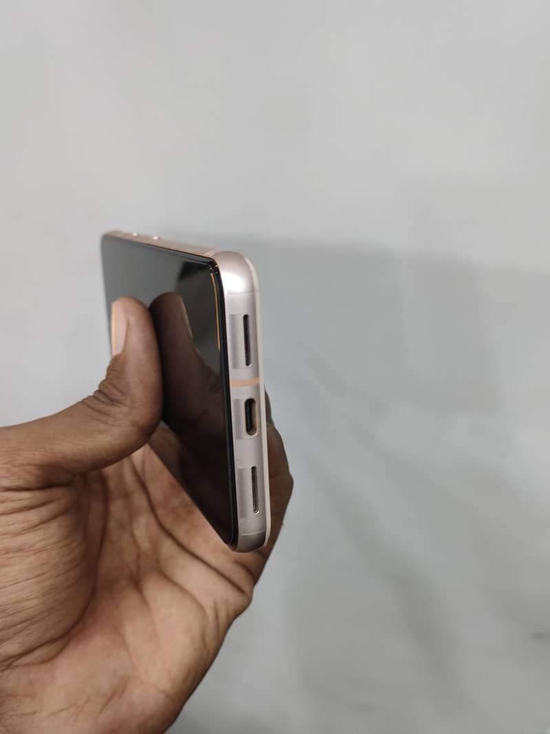 Google Pixel 8 4