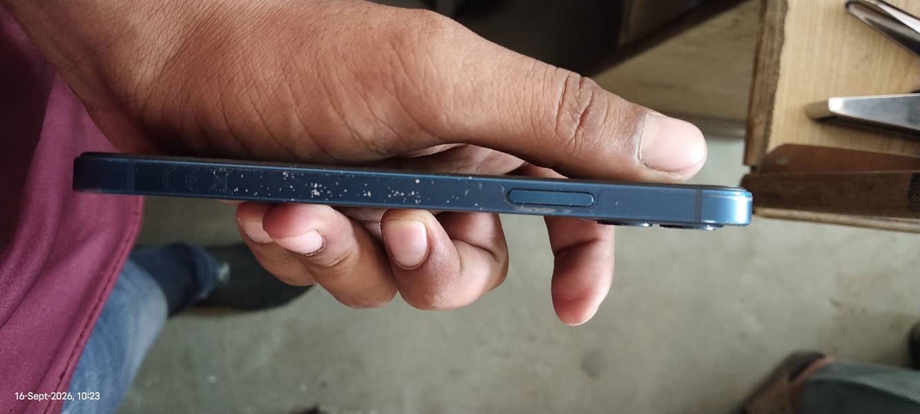 Apple iPhone 12 4