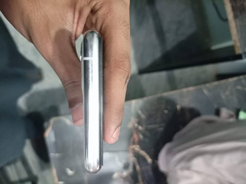 Apple iPhone 11 pro 4