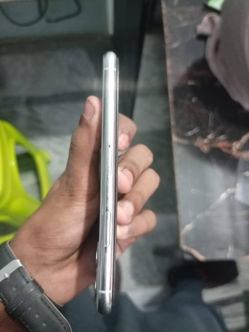 Apple iPhone 11 pro 6
