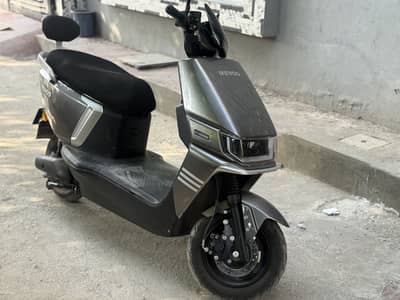 Revo A12 model 2025 4000km driven neat n clean