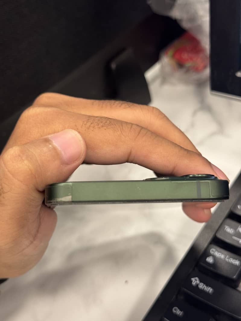 Apple iPhone 13 4