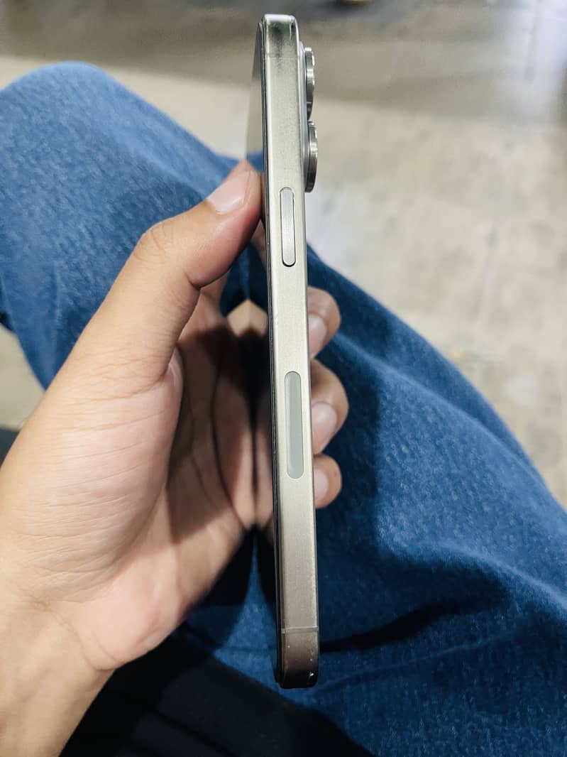 Apple iPhone 15 Pro Max 4