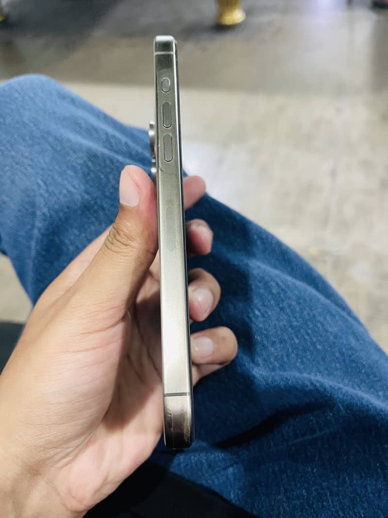 Apple iPhone 15 Pro Max 6