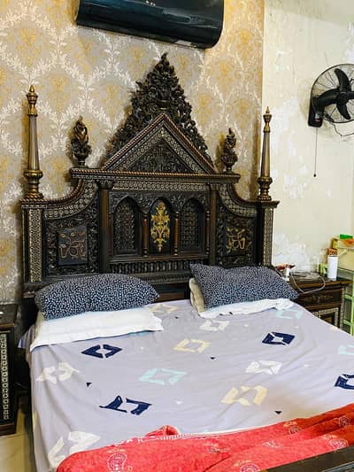 bed and suitable for sale without metress