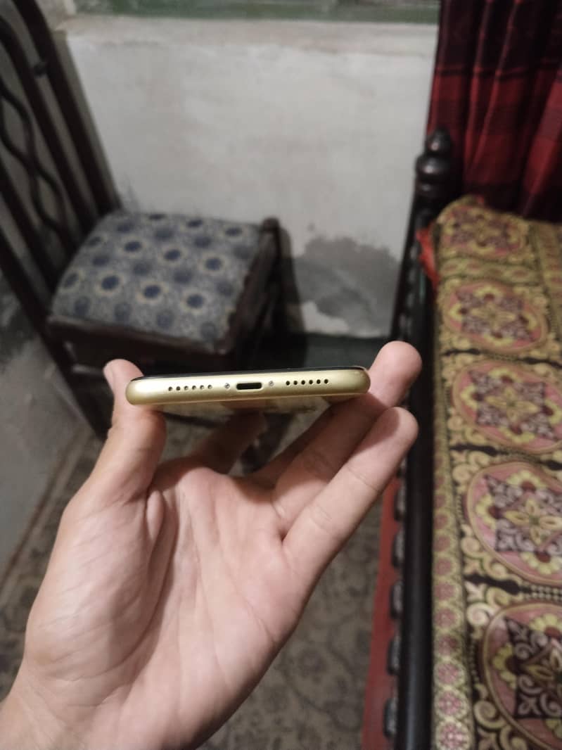 Apple iPhone 11 3