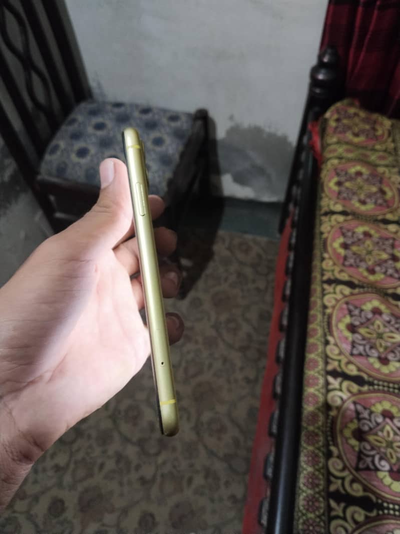 Apple iPhone 11 4