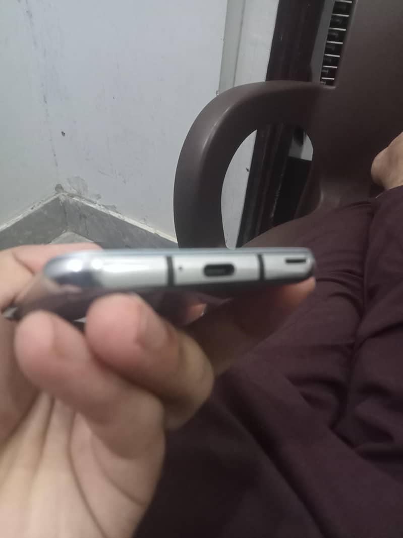 Sharp Aquos R2 0