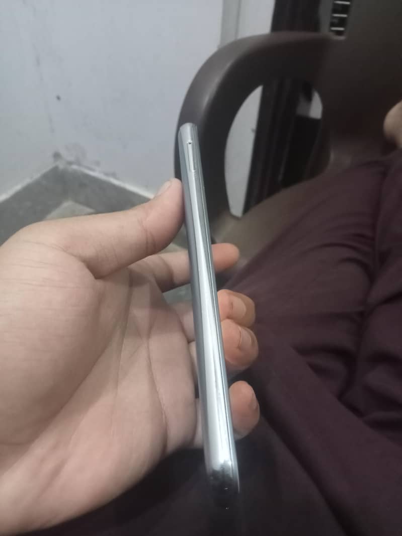 Sharp Aquos R2 1