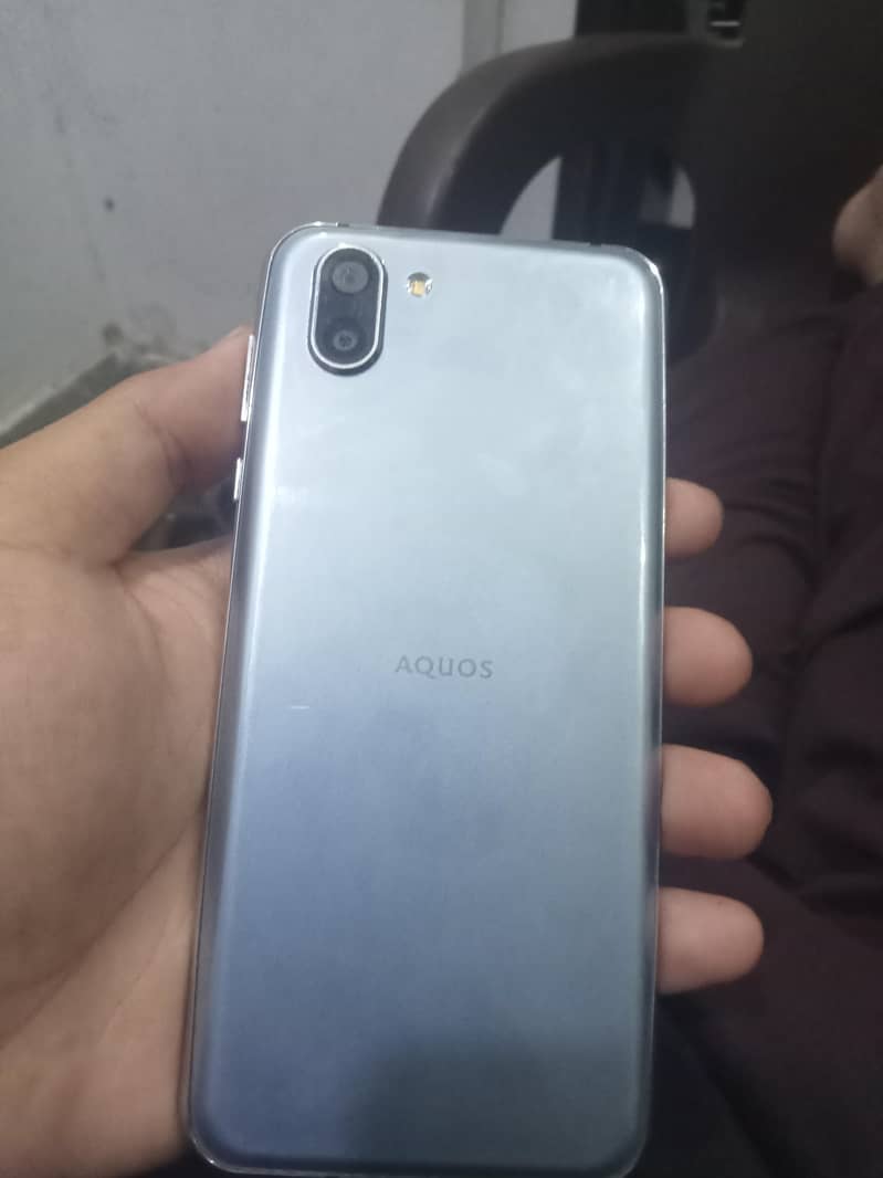 Sharp Aquos R2 3