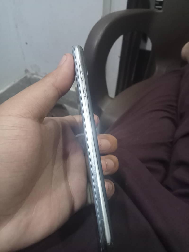 Sharp Aquos R2 4