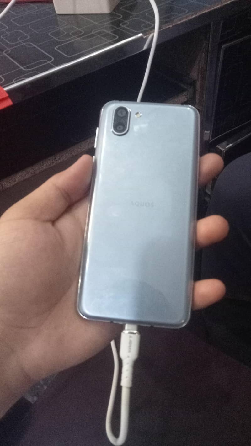 Sharp Aquos R2 5