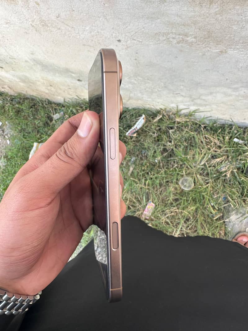 Apple iPhone 16 Pro Max 3