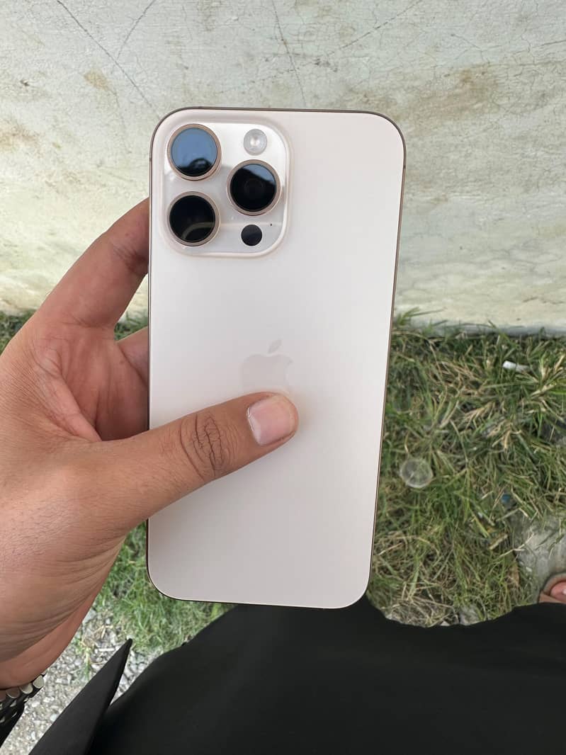 Apple iPhone 16 Pro Max 4