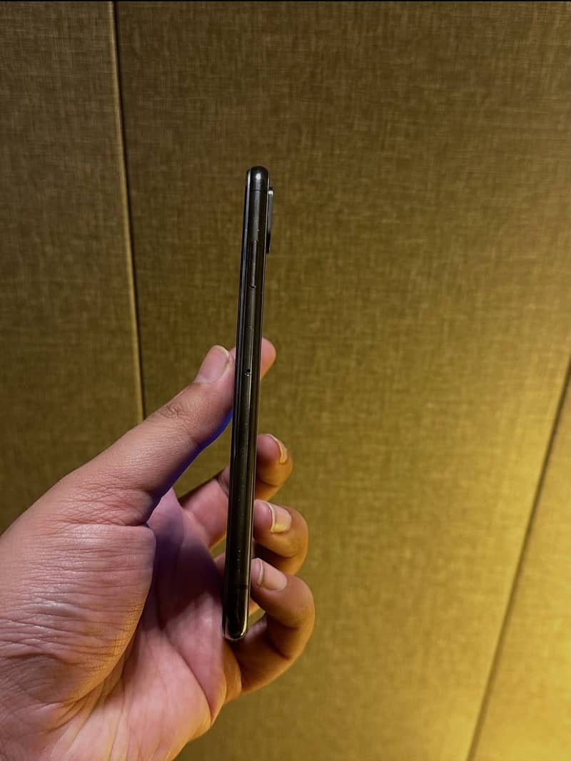 Apple iPhone XS Max 3