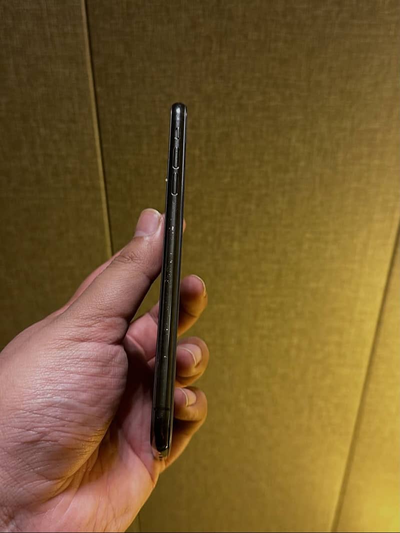 Apple iPhone XS Max 4