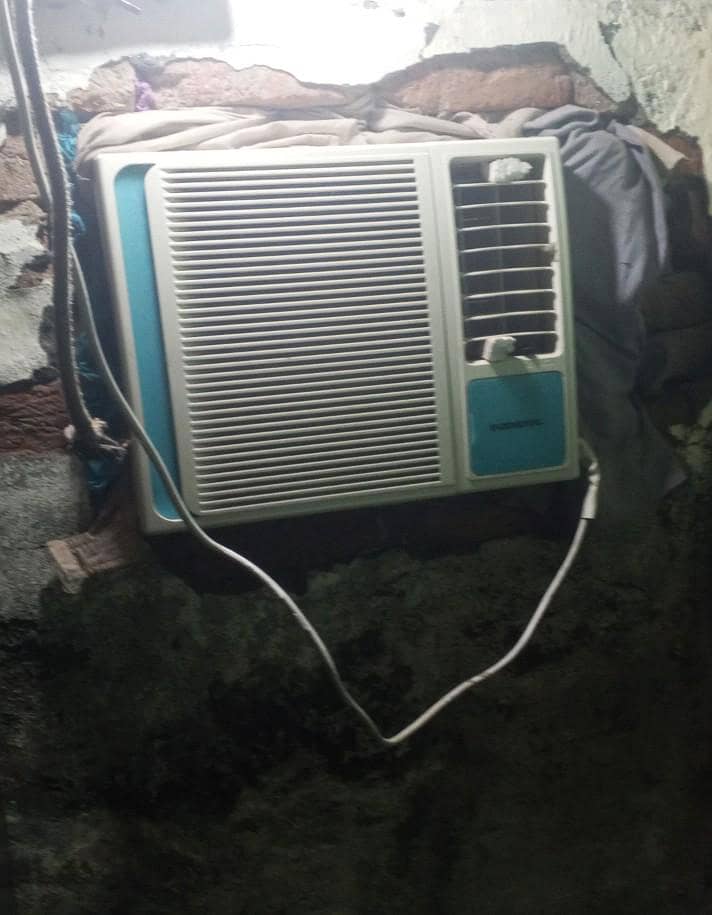 window AC 1