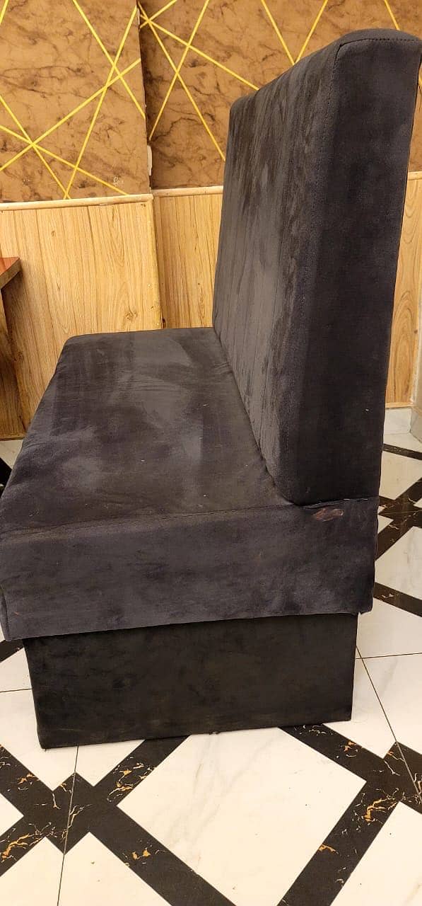 Black sofas for restaurants 0