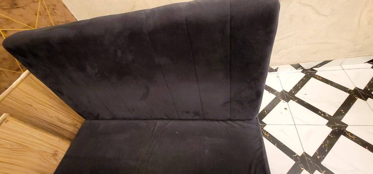 Black sofas for restaurants 2