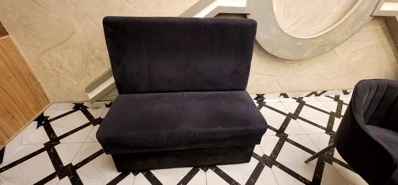 Black sofas for restaurants 3