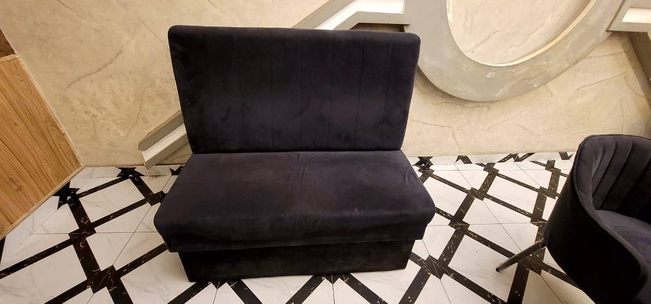 Black sofas for restaurants 5