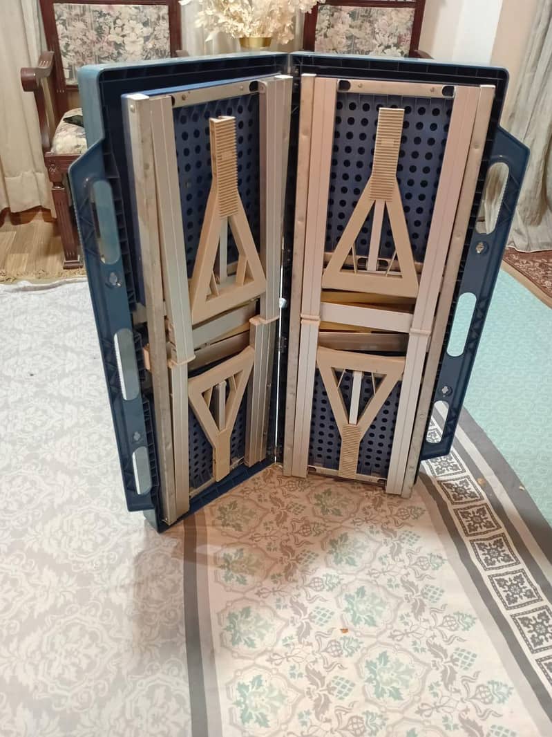 Foldable table with chair 2